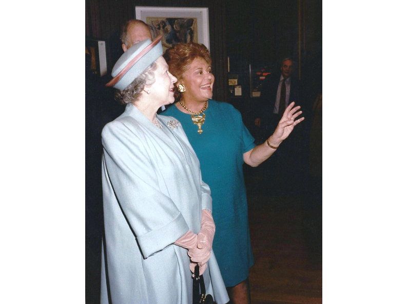 S.M. la reine Elizabeth II et la baronne Philippine de Rothschild